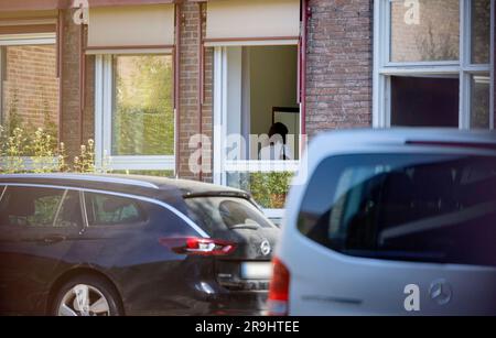 Dpatop - 27. Juni 2023, Nordrhein-Westfalen, Köln: Der Staatsanwalt befindet sich während einer Durchsuchung in den Räumen der Residenz des Erzbischofs. Die Staatsanwaltschaft und die Polizei in Köln durchsuchen mehrere Grundstücke im Erzbistum Köln. Der Hintergrund für die Durchsuchungen sind die Untersuchungen eines möglichen Meineids von Kölner Erzbischof Rainer Maria Woelki. Foto: Thomas Banneyer/dpa - ACHTUNG: Das Kennzeichen war aus rechtlichen Gründen verpixelt Stockfoto