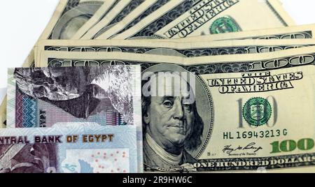 Amerikanische und ägyptische Geldscheine, ein Haufen alter Retro-100-Dollar-Scheine mit gefaltetem EGP Ägyptische Pfund LE, meins Stockfoto