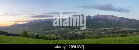 Panoramablick auf die hohe Tatra von oben über dem Ferienort Zakopane in Polen Stockfoto