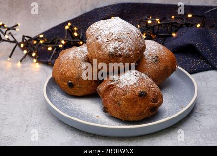 Frische, frittierte Donut-Bälle auf einem Teller und weihnachtsdekoration. Holländische süße traditionelle Delikatesse. Weihnachtskonzept und Neujahrskonzept. Feiertage Stockfoto