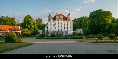 Historischer Palast, erbaut im Dorf Wojanow im niederschlesischen Woiwodschaft. Stockfoto