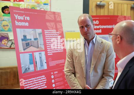 Der Prinz von Wales traf Tom Dinnen, Hosford Community Homes, bei einem Besuch der East Belfast Mission im Skainos Centre, Belfast, im Rahmen seiner Reise durch das Vereinigte Königreich, um ein Projekt zur Beendigung der Obdachlosigkeit einzuleiten. Foto: Dienstag, 27. Juni 2023. Stockfoto