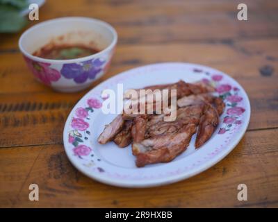 Gegrilltes Rindfleisch mit scharfem Jaew Dip in THAILÄNDISCHEM Street Food. Stockfoto
