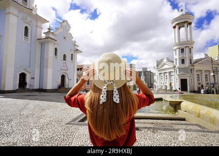 Tourismus in Curitiba, Brasilien. Rückblick auf junge Touristinnen im historischen Zentrum von Curitiba, Parana, Brasilien. Stockfoto