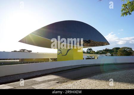 CURITIBA, BRASILIEN - 24. APRIL 2023: Oscar Niemeyer Museum at Sunset, Curitiba, Parana, Brasilien Stockfoto