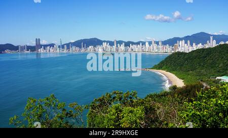 Luftaufnahme vom Morro do Careca Hügel der Skyline von Balneario Camboriu, Santa Catarina, Brasilien Stockfoto