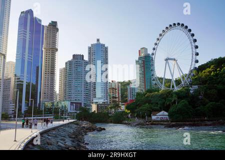 BALNEARIO CAMBORIU, BRASILIEN - 28. APRIL 2023: Skyline der Stadt mit Riesenrad in Balneario Camboriu, Santa Catarina, Brasilien Stockfoto