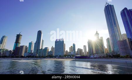 Skyline von Balneario Camboriu bei Sonnenuntergang, Santa Catarina, Brasilien. Hintergrundbeleuchtung. Stockfoto