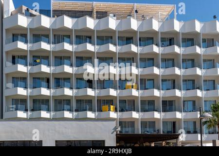 Cala Millor, Spanien; juni 17 2023: Hauptfassade des Hotels Allsun Borneo im mallorquinischen Ferienort Cala Millor, Spanien Stockfoto