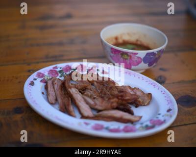 Gegrilltes Rindfleisch mit scharfem Jaew Dip in THAILÄNDISCHEM Street Food. Stockfoto