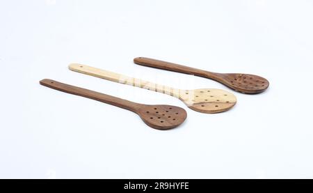 Holzlöffel zum Kochen, Holzkochutensilien isoliert auf weißem Hintergrund Stockfoto