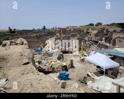 Entdeckung eines Stilllebens aus den neuen Ausgrabungen in Pompeji, Italien, am 2023. Juni. Es sieht aus wie eine Pizza, auf diesem Pompeji-Gemälde von vor 2000 Jahren, aber offensichtlich kann es das nicht, streng genommen, wenn man bedenkt, dass einige der charakteristischsten Zutaten fehlten, nämlich Tomaten und Mozzarella. Wie jedoch eine erste symbolische Analyse eines Freskos mit Stillleben zeigt, Das kürzlich als Teil der neuen Ausgrabungen auf der Halbinsel 10 des Regio IX in Pompeji entstanden ist, was an der Wand eines alten Pompeji-Hauses dargestellt wurde, könnte ein entfernter Vorfahre des modernen Gerichts sein, das zu einem erhoben wurde Stockfoto