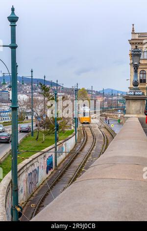 Budapest, Ungarn - März 2019 : Gelbe Straßenbahn, beliebtes Verkehrsmittel in der ungarischen Hauptstadt Stockfoto