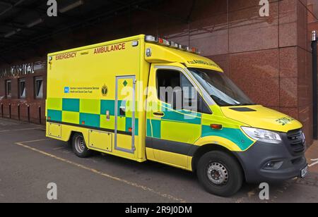 NIAS Ambulance Service - Notfall-Ambulanz, außerhalb der Mater Hospital Notaufnahme, 45-51 Crumlin Rd, Belfast, Nordirland, Vereinigtes Königreich, BT14 6AB Stockfoto