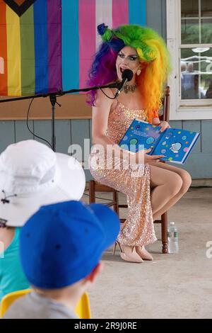 Ein Drag Performer liest ein Buch zu Kindern mit dem Namen Einpassen, über Inklusivität. In Lewisboro, Westchester, bei einer Pride-Veranstaltung. Juni 2023. Stockfoto