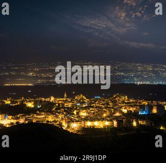 Nacht Lentini Stadt Blick in Richtung von der Straße auf die See und Vulkan Ätna (Siracusa, Sizilien, Italien) Stockfoto