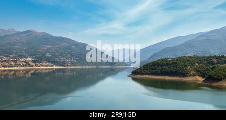 Genießen Sie die Sommerlandschaft des Sees mit Bergkulisse. Nordmazedonien nicht weit von Debar Town, Europa. Stockfoto