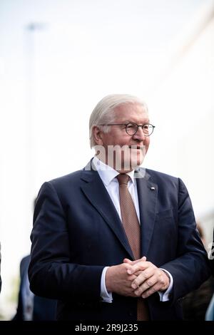 27. Juni 2023, Nordrhein-Westfalen, Mülheim an der Ruhr: Bundespräsident Frank-Walter Steinmeier steht im Werk in Mülheim. Der Bundespräsident besucht das Ruhrgebiet und das südliche Münsterland mit rund 150 ausländischen Botschaftern, die in Deutschland arbeiten, und hochrangigen Vertretern internationaler Organisationen. Foto: Fabian Strauch/dpa Stockfoto