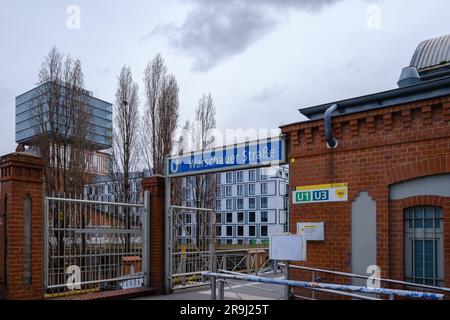 Berlin, Deutschland - 18. April 2023 : Blick auf die U-Bahn-Station Warschauer Straße in Berlin Stockfoto