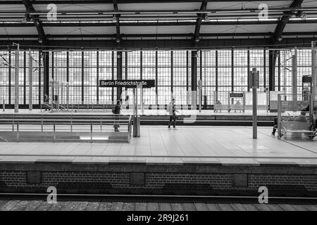 Berlin, Deutschland - 19. April 2023 : Blick auf den Bahnhof Friedrichstraße in Berlin in Schwarz und Weiß Stockfoto