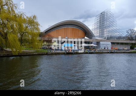 Berlin, Deutschland - 19. April 2023 : Blick auf die Kongresshalle, die Kongresshalle neben der Spree in Berlin Stockfoto