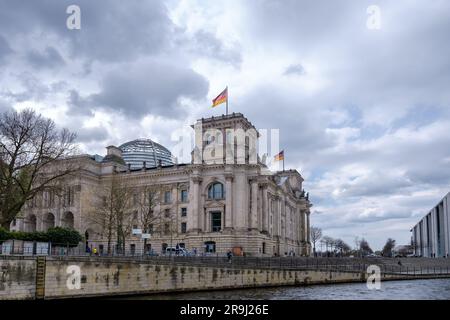 Berlin - 18. April 2023 : Blick auf den Reichstag, das Deutsche parlament in Berlin Stockfoto