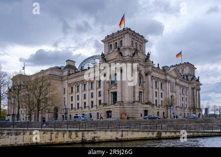 Berlin - 18. April 2023 : Blick auf den Reichstag, das Deutsche parlament in Berlin Stockfoto