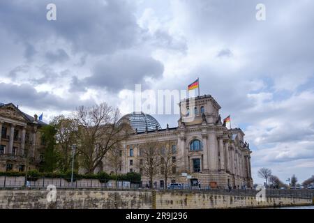 Berlin - 18. April 2023 : Blick auf den Reichstag, das Deutsche parlament in Berlin Stockfoto