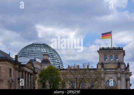 Berlin - 18. April 2023 : Blick auf den Reichstag, das Deutsche parlament in Berlin Stockfoto
