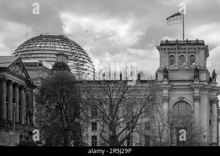 Berlin - 18. April 2023 : Blick auf den Reichstag, das Deutsche parlament in Berlin Stockfoto