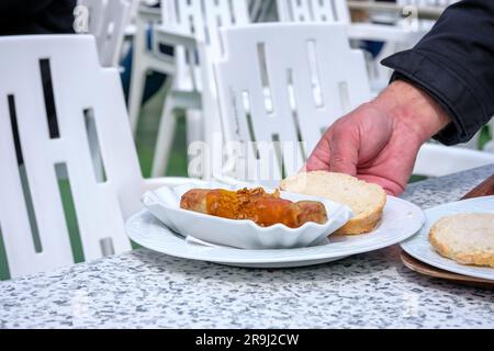 Blick auf die weltberühmte Currywurst mit Brot, serviert auf einem touristischen Boot in Berlin Deutschland Stockfoto