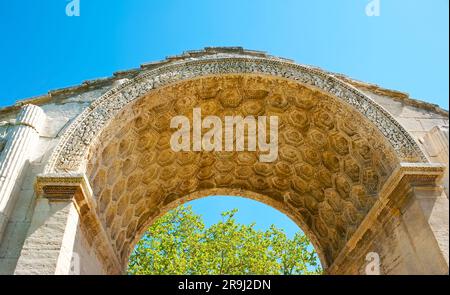 Die geschnitzten Details des antiken Triumphbogens der archäologischen Stätte der Antiquitäten von Glanum, Saint-Remy-de-Provence, Frankreich Stockfoto