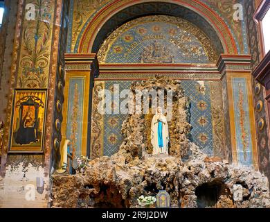 ST. REMY, FRANKREICH - 6. MAI 2013: Die kunstvoll verzierte Kapelle der Muttergottes von Lourdes in der St. Martin Collegiate Church, am 6. Mai in St. Remy Stockfoto