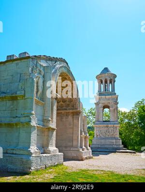 Der berühmte Triumphbogen und das Mausoleum auf dem Gebiet der Antiquitäten von Glanum, Saint-Remy-de-Provence, Frankreich Stockfoto