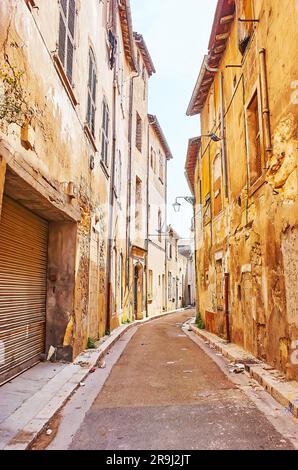 Die schäbige, schäbige Straße mit verlassenen Häusern und zerfallendem Putz an den Wänden, Tarascon, Frankreich Stockfoto