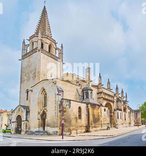 Die Fassade der Kirche St. Martha mit hohem Glockenturm und bescheidenen romanischen geschnitzten Dekorationen, Tarascon, Frankreich Stockfoto