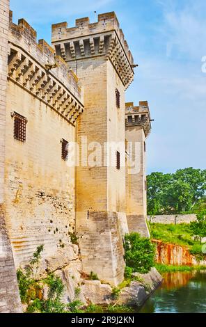 Die Türme und die riesigen Mauern von Schloss Tarascon mit dem Graben um Frankreich Stockfoto