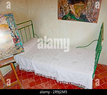 ST. REMY, FRANKREICH - 6. MAI 2013: Innenausstattung des Zimmers Vincent van Gogh im Saint-Paul Asylum mit einem alten Bett und Kopien von Kunstwerken der Malerinnen, auf Ma Stockfoto