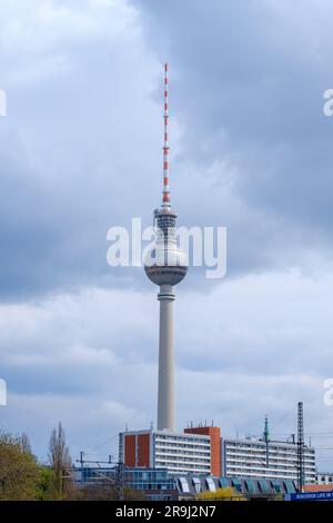 Berlin, Deutschland - 19. April 2023 : Blick auf den beeindruckenden Fernsehturm, den Fernsehturm in Berlin in Schwarz und Weiß Stockfoto