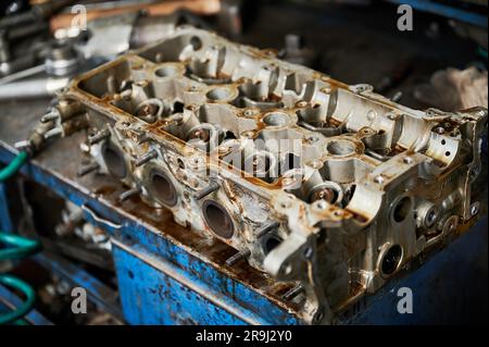 Nahaufnahme des Motors. Stahlausrüstung, Instrumente, die von Mechanikern bei der Arbeit verwendet werden. Arbeiter, Reparaturarbeiter, die in der Werkstatt, in der Garage, im Servicezentrum arbeiten, Autos reparieren. Konzept der manuellen Arbeit. Stockfoto