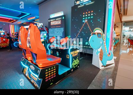 25 August 2023, Antalya, Türkei: Space Invaders Arcade Videospiele in der Unterhaltungszone im Einkaufszentrum Stockfoto