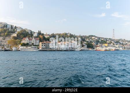 Bootsfahrt auf dem bosporus auf der Straße von şstanbul Stockfoto