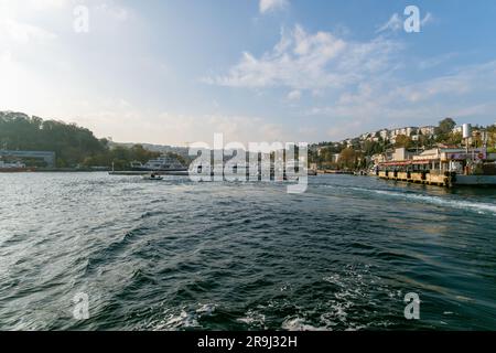 Bootsfahrt auf dem bosporus auf der Straße von şstanbul Stockfoto