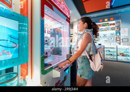 25 August 2023, Antalya, Türkei: Mädchen spielt Arkadenspiele in der Unterhaltungszone im Einkaufszentrum Stockfoto