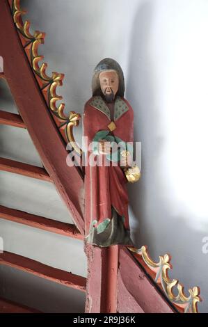 Eichenfigur von Judas Iscariot, der Jesus mit einem Kuss betrogen hat. Eine der zwölf Apostel-Skulpturen in der Johannes-der-Täufer-Kirche, Bere Regis, Dorset. Stockfoto