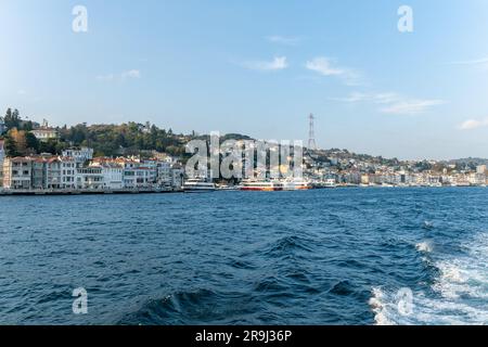 Bootsfahrt auf dem bosporus auf der Straße von şstanbul Stockfoto