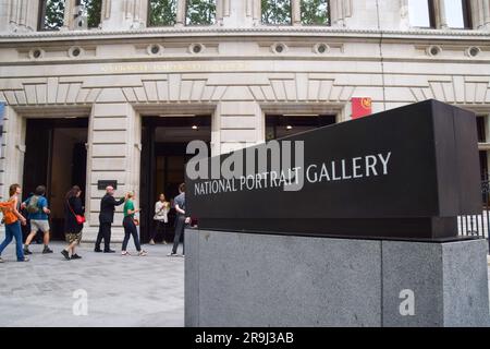 London, Großbritannien - 27. Juni 2023: Renovierter Eingang zur National Portrait Gallery, Außenansicht tagsüber. Stockfoto