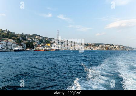 Bootsfahrt auf dem bosporus auf der Straße von şstanbul Stockfoto