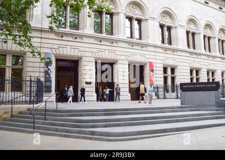 London, Großbritannien - 27. Juni 2023: Renovierter Eingang zur National Portrait Gallery, Außenansicht tagsüber. Stockfoto