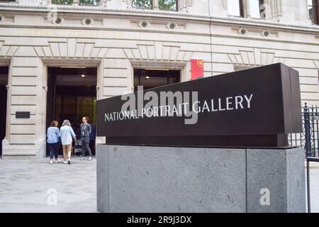 London, Großbritannien - 27. Juni 2023: Renovierter Eingang zur National Portrait Gallery, Außenansicht tagsüber. Stockfoto